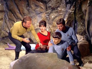 Julie Cobb and Star Trek crew in the episode By Any Other Name - Desilu Productions, NBC