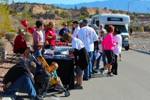 Mesquite residents who participated in the Heart walk were treated to apples, water and trail mix handed out by Patty Holden, Mesa View Hospital’s CEO, and Rob Fuller Director of Marketing. Photo by Teri Nehrenz. 