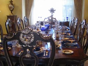 Many famous public figures have dined at Wayne Newton’s table.